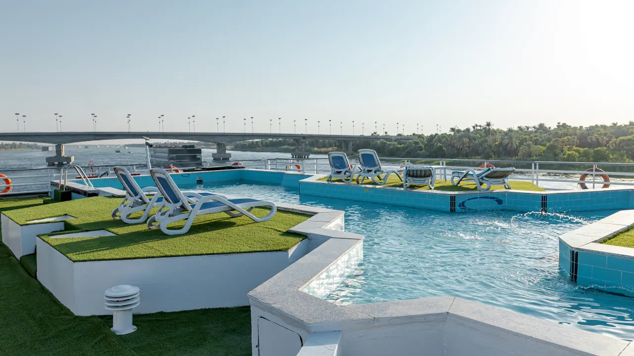 رحلة الباخرة نايل كويست